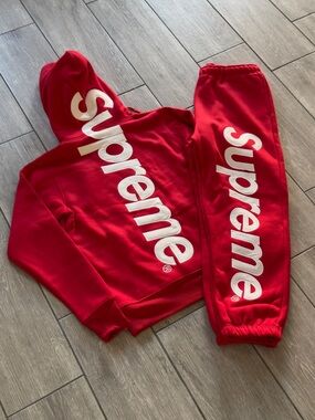 Appliqué Supreme Set Red
Colorway
